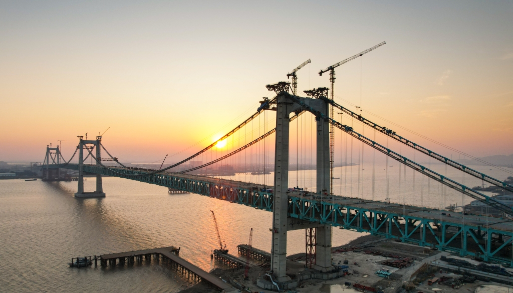 2021年12月30日，中交二航局承建的温州瓯江北口大桥合龙，图为夕阳中的大桥景象。申腾武 摄