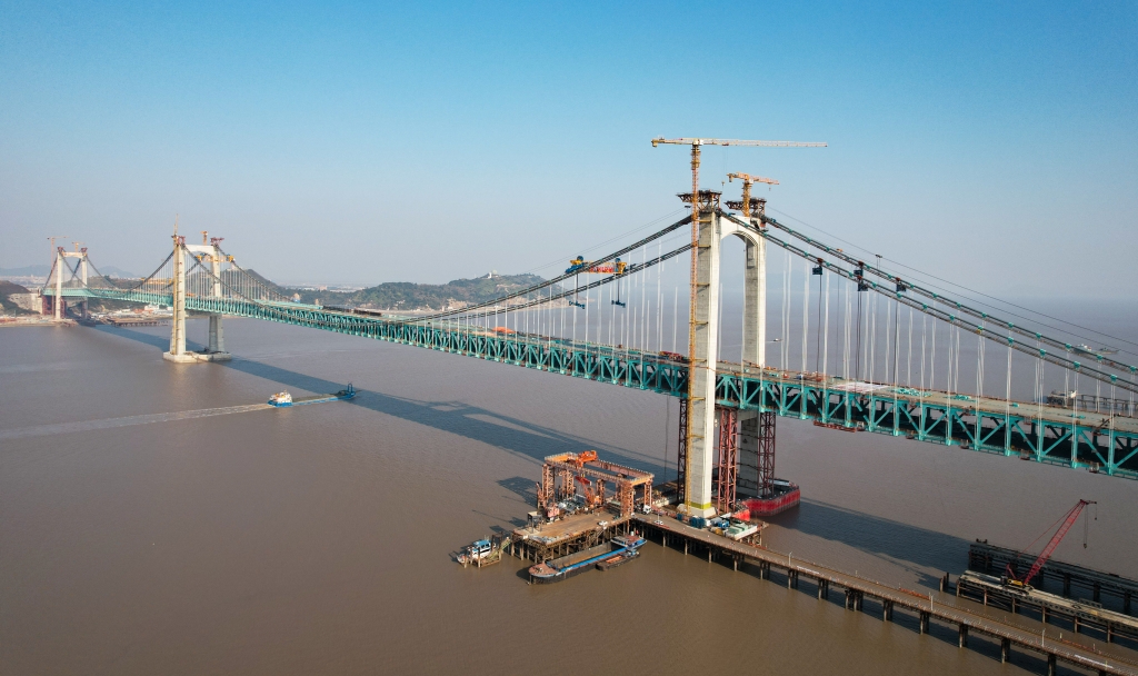 2021年12月30日，世界首座三塔四跨双层钢桁梁悬索桥——温州瓯江北口大桥合龙，图为大桥景象。申腾武 摄