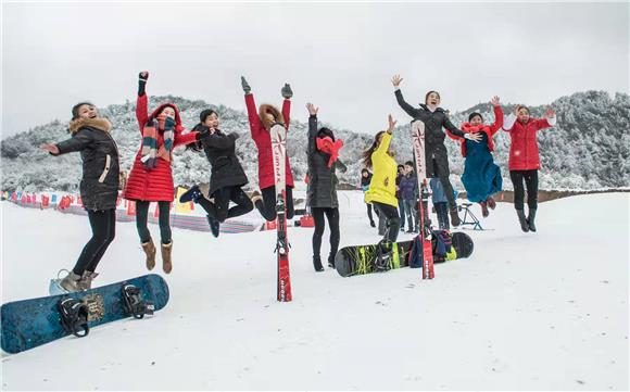 市民在茅草坝滑雪场体验滑雪乐趣。 通讯员 王传贵 摄