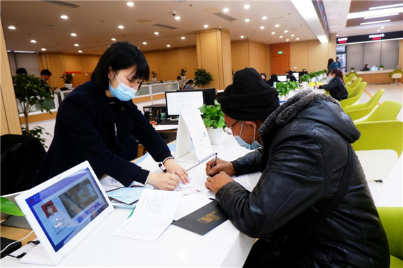市民在西部（重庆）科学城政务服务中心办理业务。西部（重庆）科学城供图 华龙网发