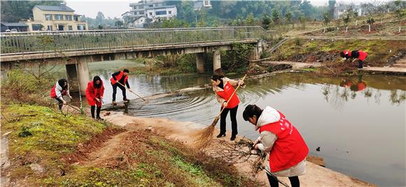 巾帼志愿者参加清洁河道劳动。特约通讯员 赵武强 摄
