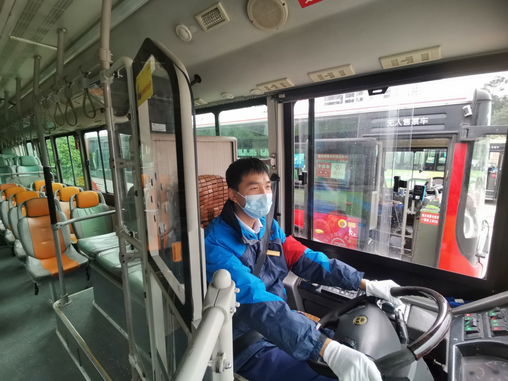 董进 通讯员 张靓)"你好,我想要表扬546线一位驾驶员,他的举动让我