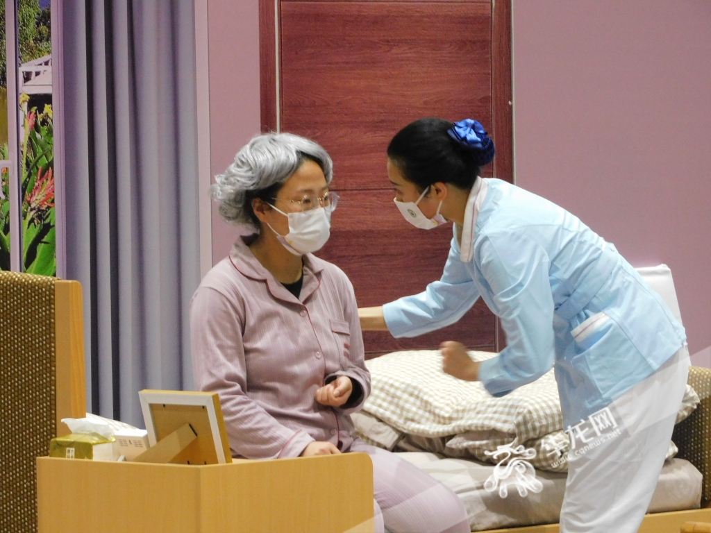 4参加居家场景养老护理操作技能考核的重庆市代表队选手。华龙网-新重庆客户端记者 张勇 摄