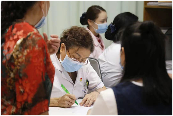 耐心为孕妈解读报告的辛主任 3