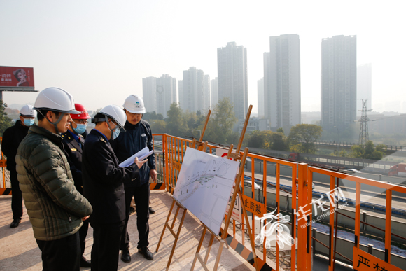 01——市城市管理综合行政执法总队在曾家岩北延伸穿越内环新增通道工程一标段进行现场检查。华龙网-新重庆客户端记者 石涛 摄 01——市城市管理综合行政执法总队在曾家岩北延伸穿越内环新增通道工程一标段进行现场检查。华龙网-新重庆客户端记者 石涛 摄