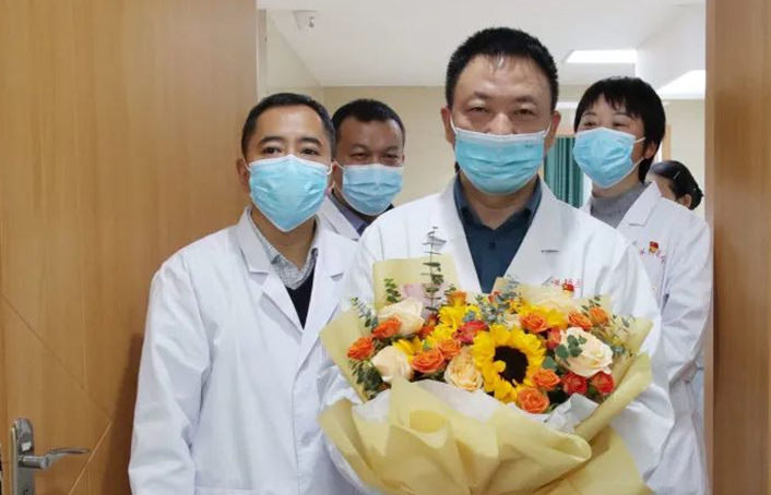 医护人员为患者黎某送上特别的生日祝福。王裕庆 摄 1