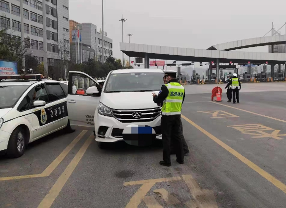 执法队员对过往车辆进行例行检查。重庆交通执法部门供图 华龙网-新重庆客户端发