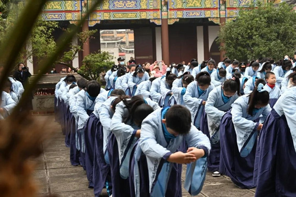 学子们在活动中举行了拜师礼。开州区文化旅游委供图 华龙网发