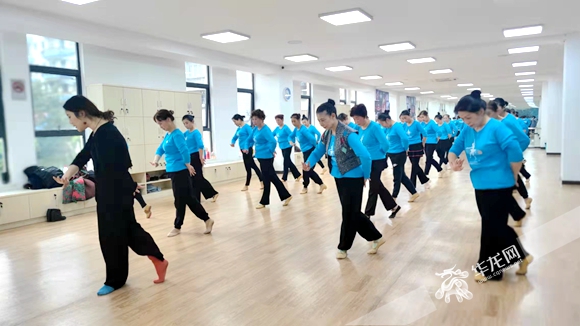 舞蹈课程。华龙网-新重庆客户端记者 闫仪 摄