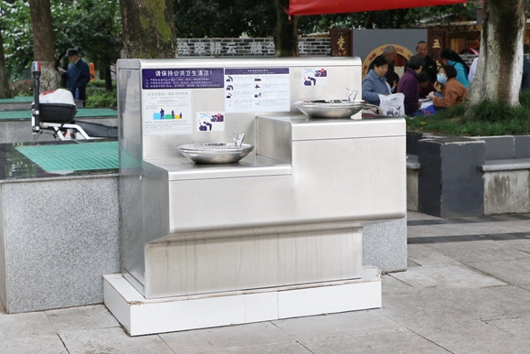 翠渝路社区广场新安装投用的直饮水设备。翠云街道供图