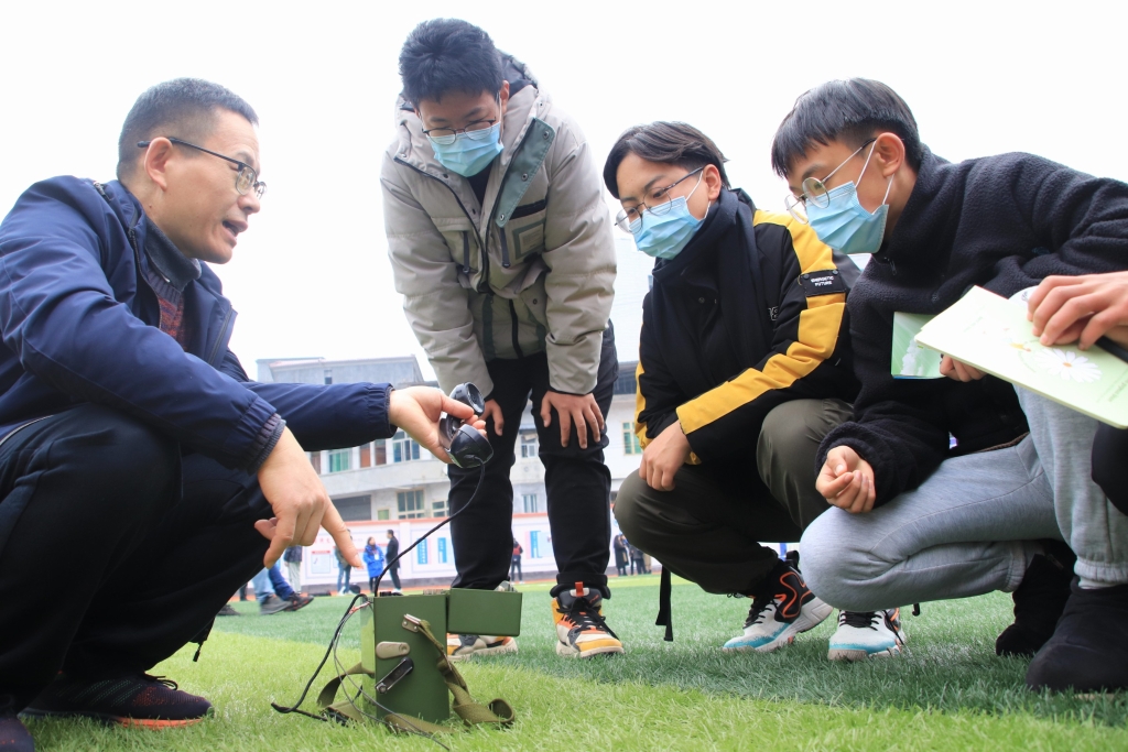 重庆科技学院科技探索体验中心与当地青少年进行无线电方面的科普互动。市科技局供图 华龙网-新重庆客户端发 -3880d07f42ec6e6b