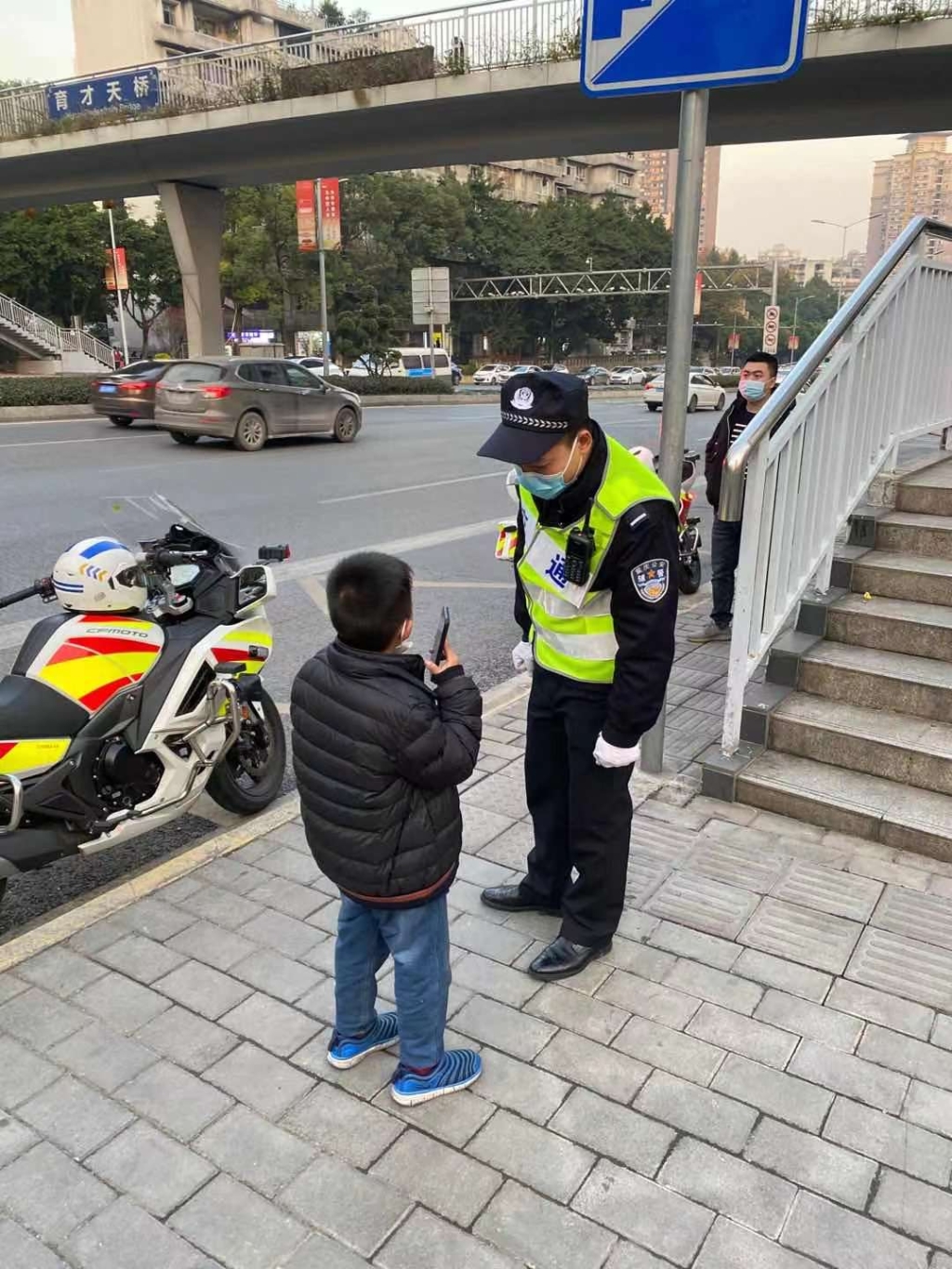 男孩向骁骑队员求助 九龙坡警方供图 华龙网发