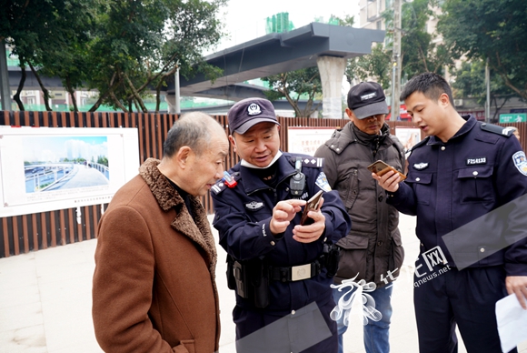 民警向市民推介反诈APP。华龙网-新重庆客户端记者 刘岱松 摄