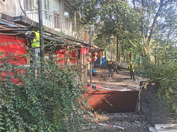 工人对违建进行拆除。渝北区双龙湖街道办事处供图 华龙网发
