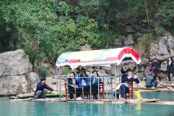 媒体记者乘竹筏游览景区 多彩贵州网供图 华龙网发