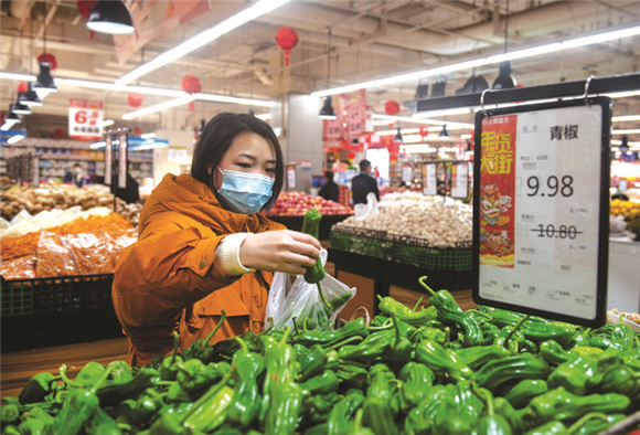 万州各大商超生活物资供应充足价格平稳，市民正在选购蔬菜。 通讯员 侯本艳 摄