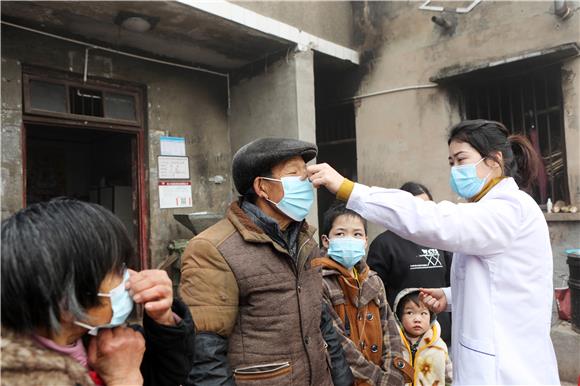 医务人员教村民口罩的正确戴法。特约通讯员 陈仕川 摄-1