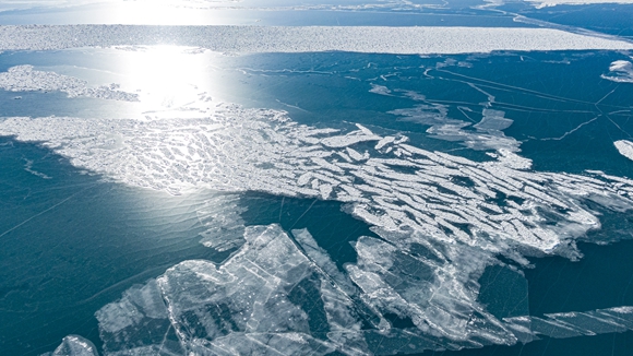 湖面结冰的纳木错（1月29日摄，无人机照片）。 (2)