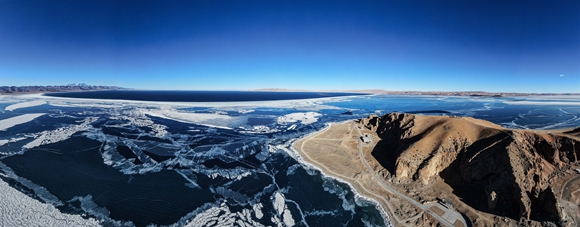 湖面结冰的纳木错（1月29日摄，无人机照片）。