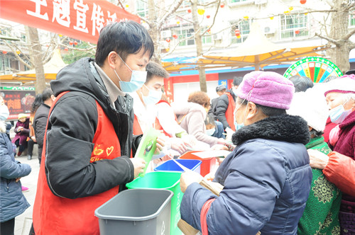 工作人员向市民宣传垃圾分类知识。通讯员　李玉霞   摄