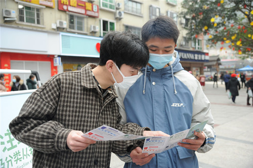 市民在学习垃圾分类宣传资料。 通讯员 李玉霞 摄