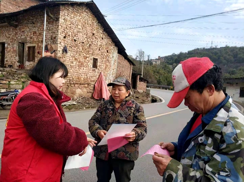 志愿者向村民发放宣传资料。 通讯员 刘晶晶 摄
