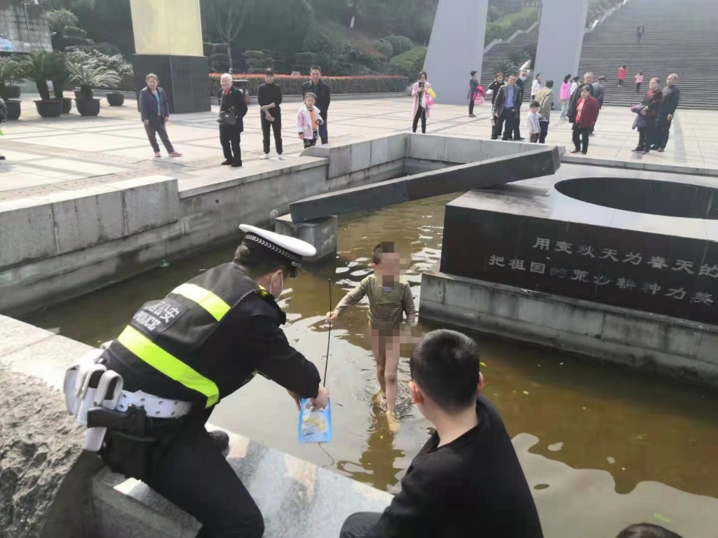 光屁股 