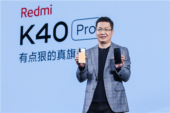 卢伟冰在发布会现场展示新品手机 小米供图 华龙网发