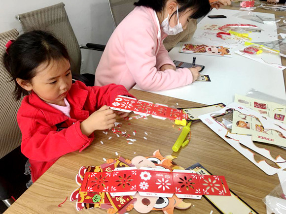 兰馨社区组织辖区小孩做剪纸。仙桃街道办事处供图 华龙网发