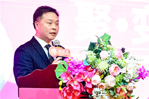重庆嗨皮游国际旅行社董事长罗小波对发布的旅游线路进行详细推介。活动主办方供图 华龙网发