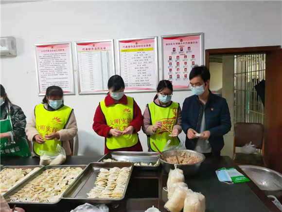 红竹街社区养老服务站开展志愿服务活动，为老人包饺子、汤圆。受访者供图 华龙网发