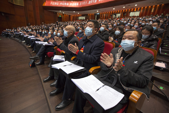 6  代表们在听取《政府工作报告》时热烈鼓掌。  云阳县委宣传部供图  华龙网发_副本