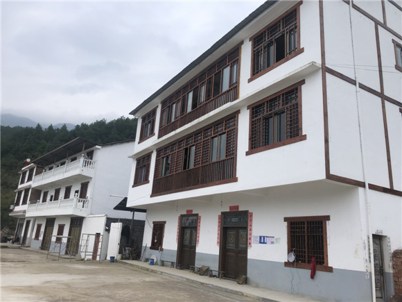 仙女湖镇石岗坪示范点新建住房。通讯员 王阳 摄