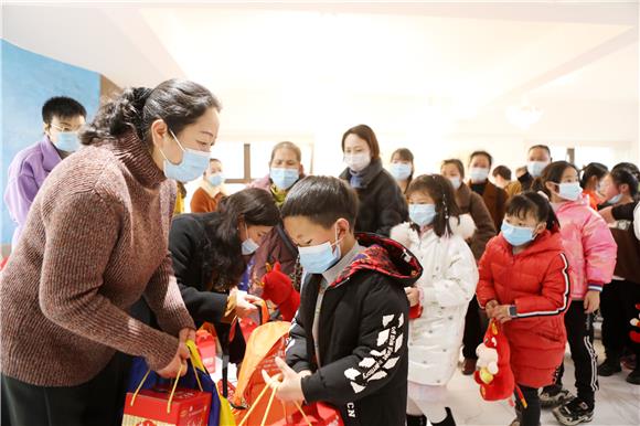 女企业家向孩子们赠送慰问品。 通讯员 陈仕川 摄