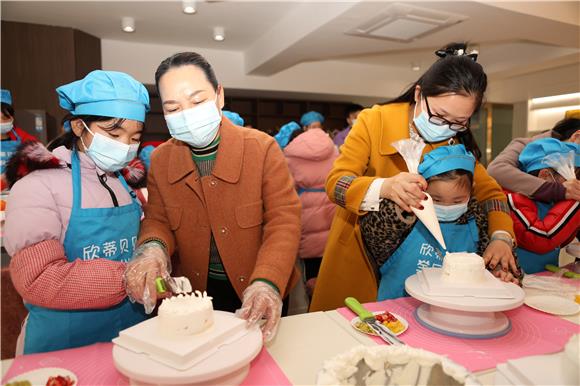 女企业家与孩子们做蛋糕迎新年。 通讯员 陈仕川-2