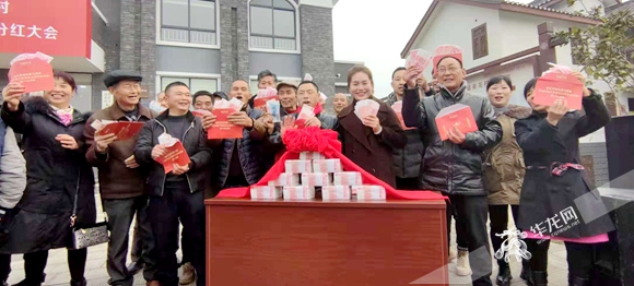 7、村民社员集体领分红。华龙网-新重庆客户端记者 闫仪 摄