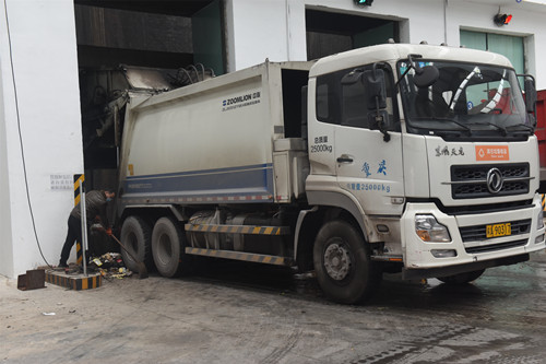 清运车将垃圾运输到海创环保科技有限责任公司焚烧。特约通讯员　隆太良　摄