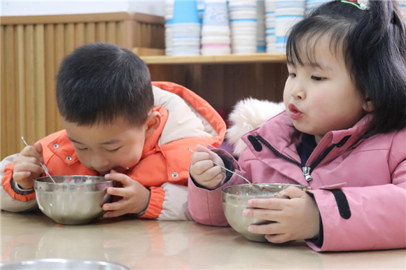 3实验幼儿园孩子们享受新学期第一顿午餐。通讯员 曾敬蓉 摄