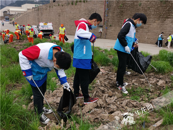 志愿者清理长江沿岸垃圾。华龙网—新重庆记者  舒婷 摄