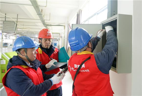 国网重庆巫溪供电公司员工在巫溪县塘坊镇鸿驰鞋业为客户检查用电设备。通讯员 李实鲜 摄