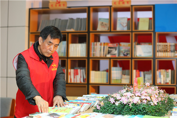 张大明在阳光书吧整理图书。通讯员 陈儒东 摄