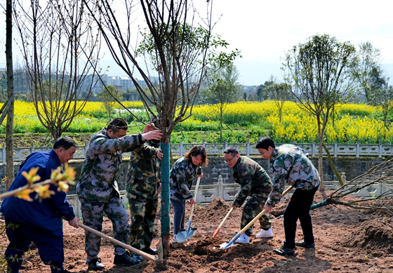 梁平区2021年春季义务植树活动现场。通讯员 石楚园 摄