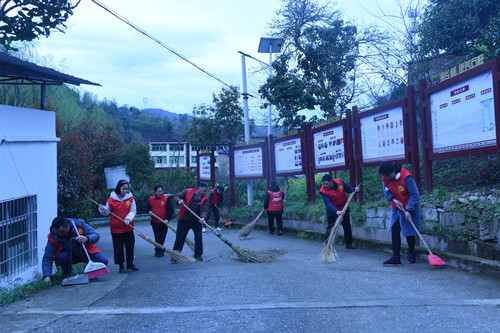 1双坝村志愿者在清扫村组公路。特约通讯员 隆太良 摄