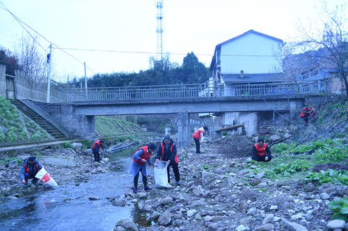 3双坝村志愿者在清理河道杂物和垃圾。特约通讯员 隆太良 摄