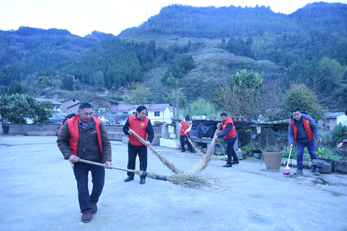 2双坝村志愿者在清扫庭院卫生。特约通讯员 隆太良 摄