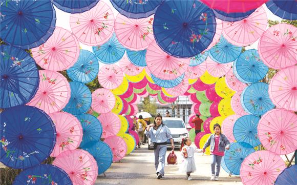 甘宁镇各具特色的农家乐、游乐园成为市民近郊游的火热地。通讯员 冉孟军 摄