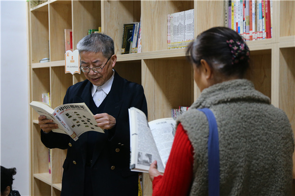 在社区，也能满足蒲裕昌读书写字的爱好。通讯员 陈儒东 摄