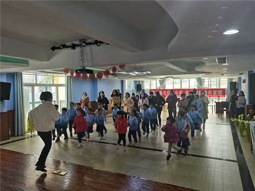 老师、孩子和家长展开互动活动。通讯员　郑鑫　摄