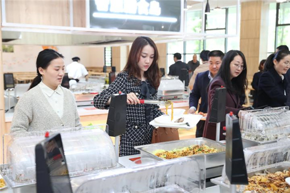 重庆国际物流枢纽园区员工在用餐。通讯员 孙凯芳 摄