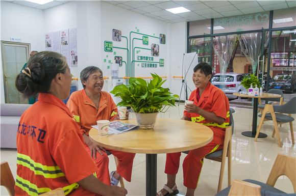 几位环卫工人正在新建成的黄桷园社区劳动者港湾休息 九龙坡城市管理局供图 华龙网发